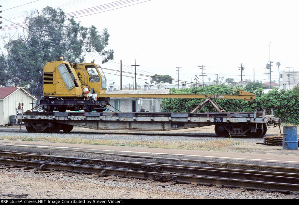 Santa Fe MW rider flat ATSF #197052 w Burro crane.